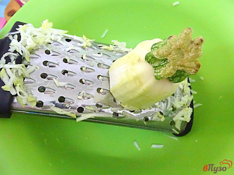 Фото приготовление рецепта: Оладьи из капусты и кабачка шаг №2