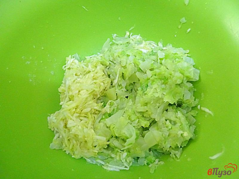 Фото приготовление рецепта: Оладьи из капусты и кабачка шаг №4