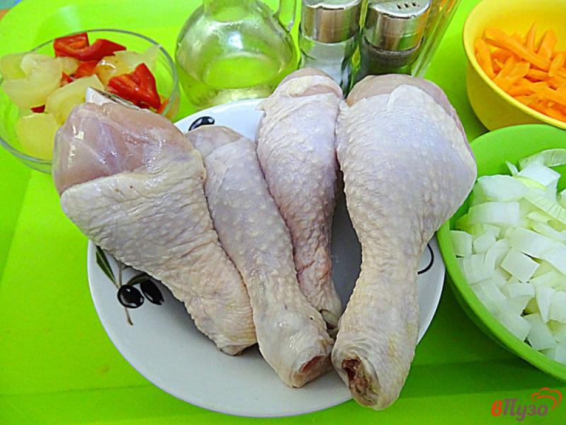 Фото приготовление рецепта: Куриные голени с рисом и овощами шаг №4