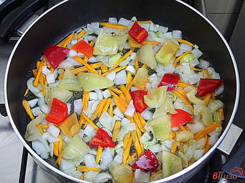 Фото приготовление рецепта: Куриные голени с рисом и овощами шаг №5