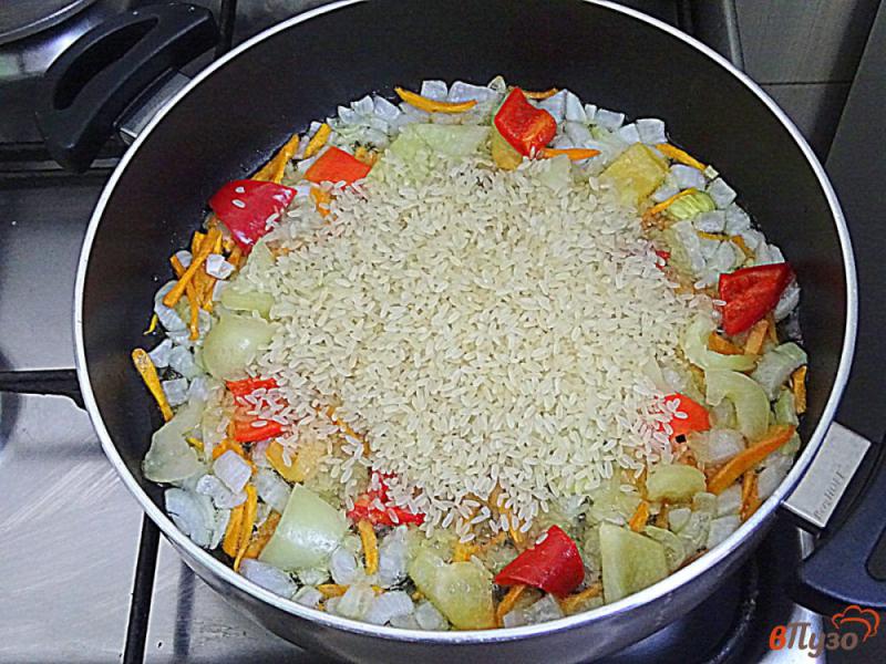 Фото приготовление рецепта: Куриные голени с рисом и овощами шаг №6