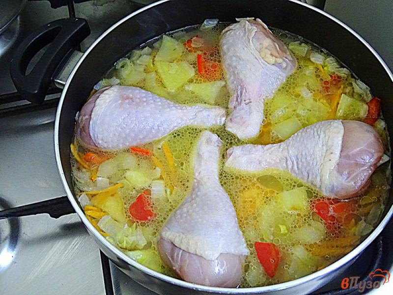 Фото приготовление рецепта: Куриные голени с рисом и овощами шаг №8