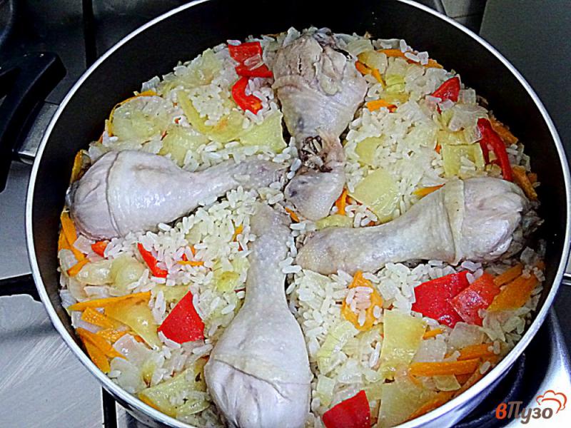 Фото приготовление рецепта: Куриные голени с рисом и овощами шаг №10