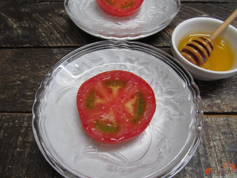 Фото приготовление рецепта: Салат из помидоров и луком с голубым сыром шаг №1