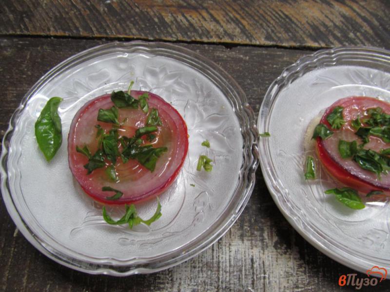Фото приготовление рецепта: Салат из помидоров и луком с голубым сыром шаг №3