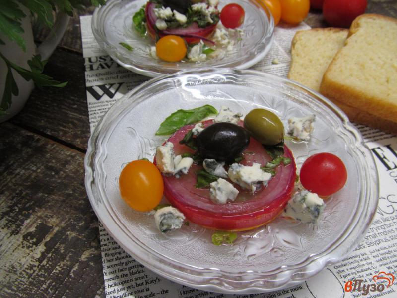 Фото приготовление рецепта: Салат из помидоров и луком с голубым сыром шаг №5