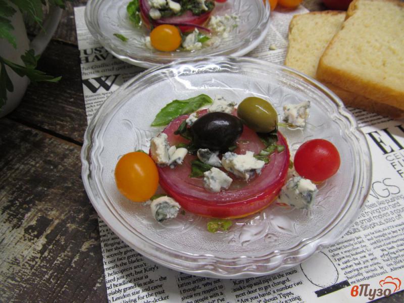 Фото приготовление рецепта: Салат из помидоров и луком с голубым сыром шаг №6