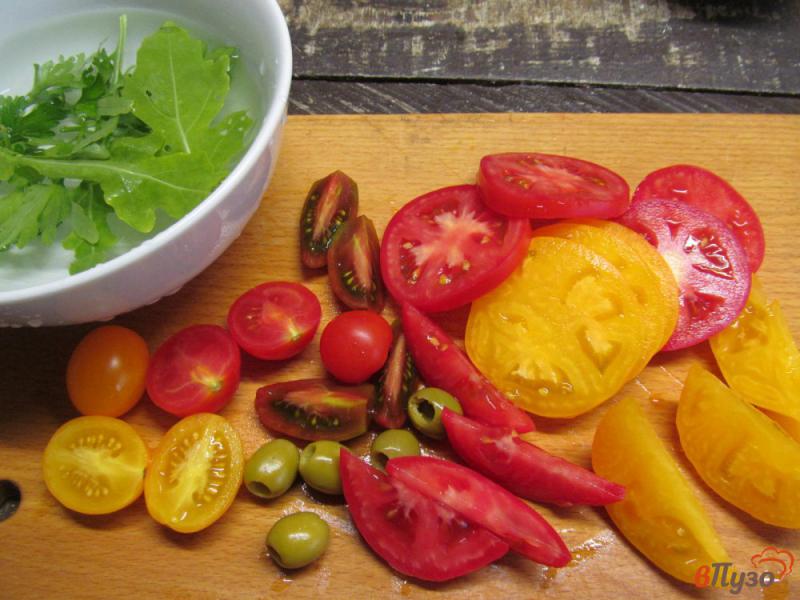 Фото приготовление рецепта: Помидорный салат с оливковой заправкой шаг №4