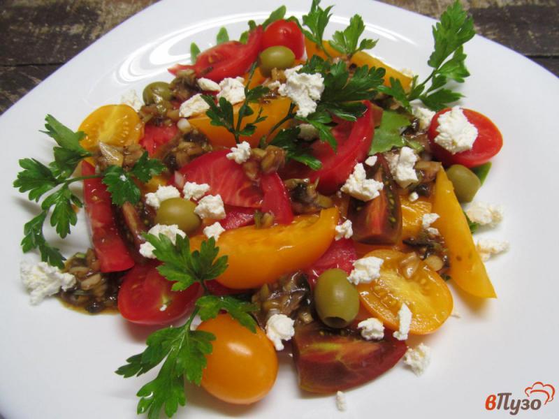 Фото приготовление рецепта: Помидорный салат с оливковой заправкой шаг №8