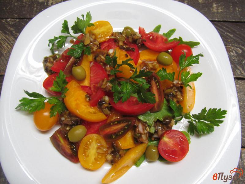 Фото приготовление рецепта: Помидорный салат с оливковой заправкой шаг №6