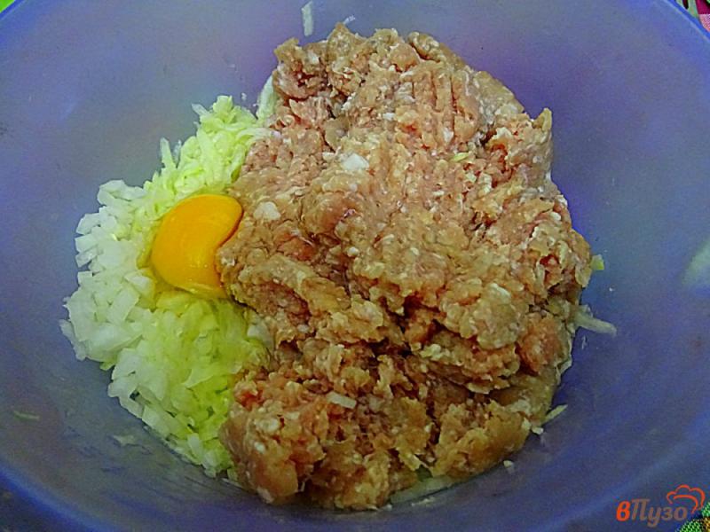 Фото приготовление рецепта: Куриные котлеты  с помидорами, в духовке шаг №4