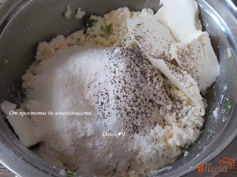 Фото приготовление рецепта: Сырники с чесноком и зеленью шаг №2