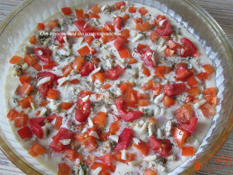 Фото приготовление рецепта: Наливная пицца с курицей, сладким перцем и помидорами шаг №3