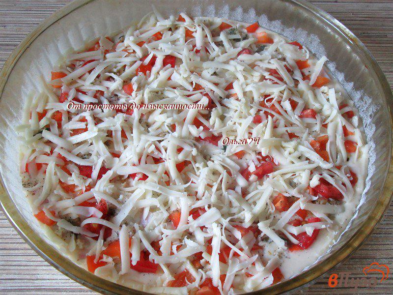 Фото приготовление рецепта: Наливная пицца с курицей, сладким перцем и помидорами шаг №4