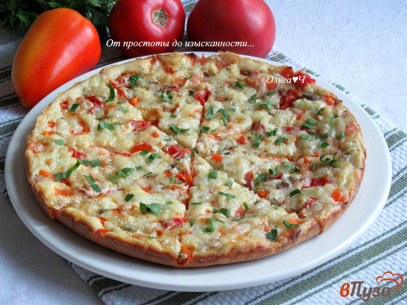 Фото приготовление рецепта: Наливная пицца с курицей, сладким перцем и помидорами шаг №5