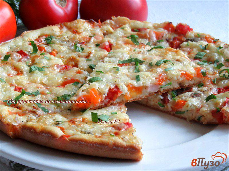 Фото приготовление рецепта: Наливная пицца с курицей, сладким перцем и помидорами шаг №6