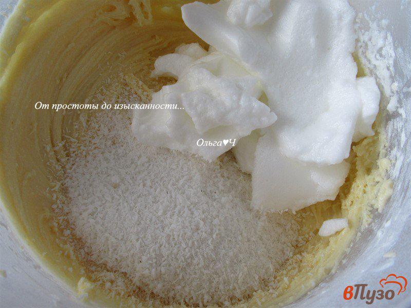 Фото приготовление рецепта: Кекс с кокосовой стружкой шаг №2