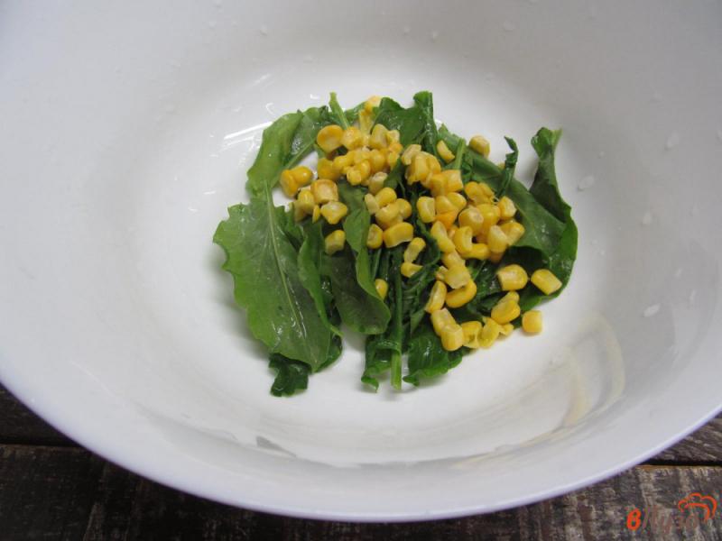 Фото приготовление рецепта: Салат из индейки с кукурузой и щавелем шаг №1