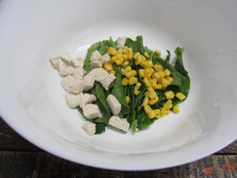 Фото приготовление рецепта: Салат из индейки с кукурузой и щавелем шаг №2