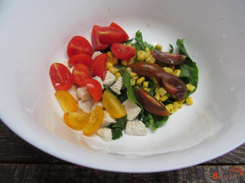 Фото приготовление рецепта: Салат из индейки с кукурузой и щавелем шаг №3