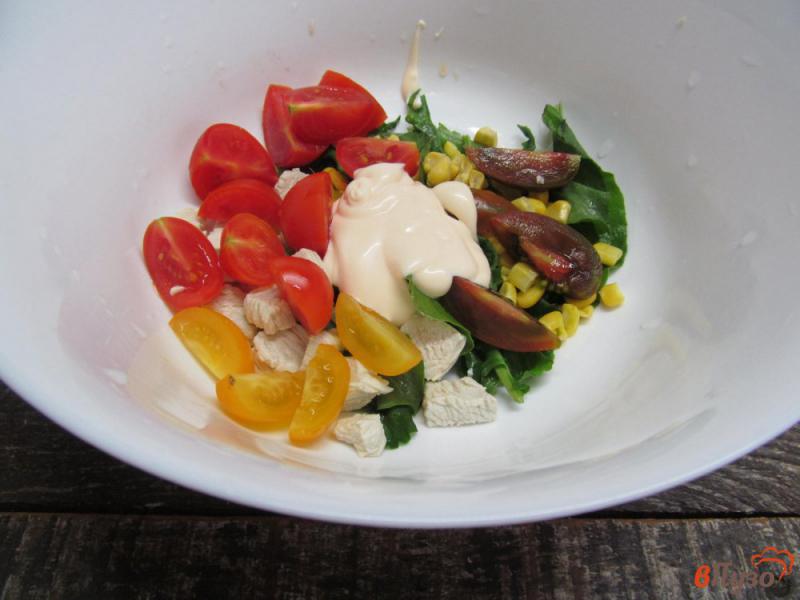 Фото приготовление рецепта: Салат из индейки с кукурузой и щавелем шаг №4