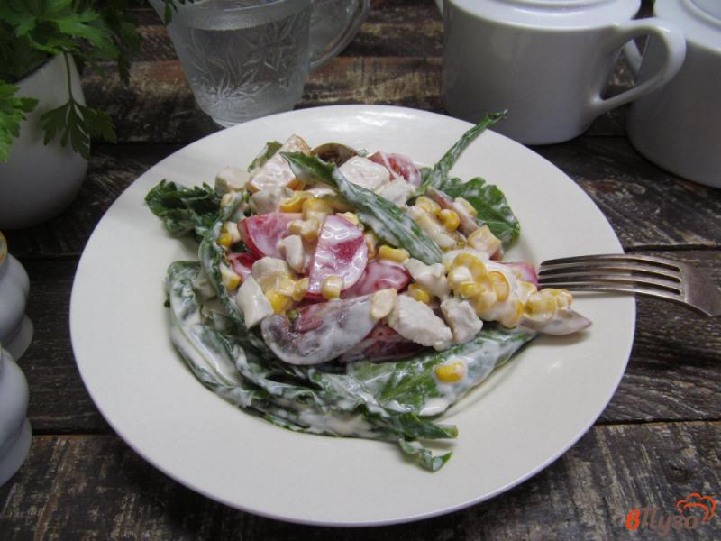 Фото приготовление рецепта: Салат из индейки с кукурузой и щавелем шаг №5