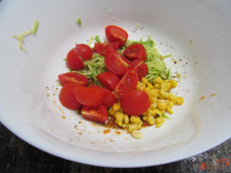 Фото приготовление рецепта: Салат из кабачка с томатами шаг №4