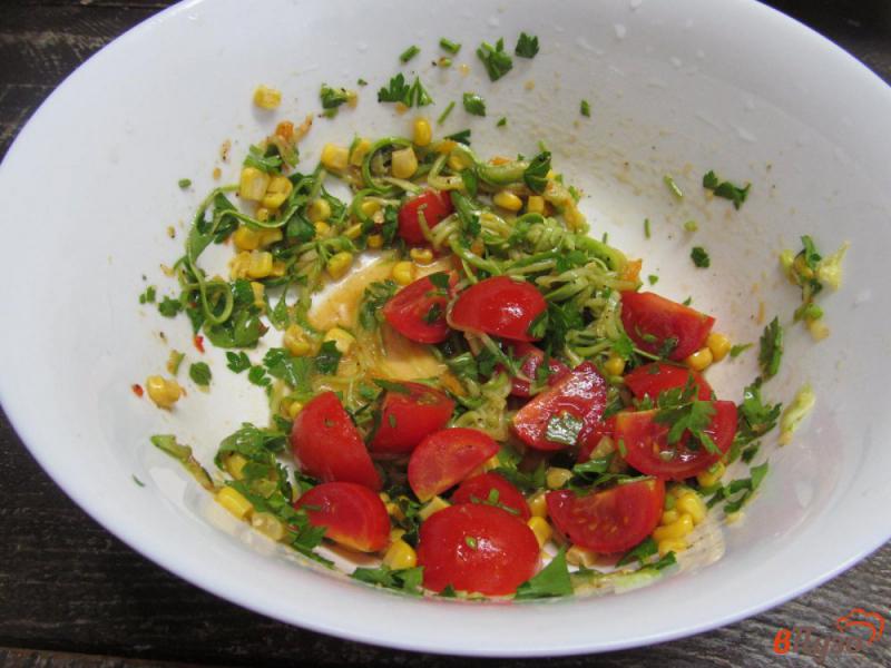 Фото приготовление рецепта: Салат из кабачка с томатами шаг №5
