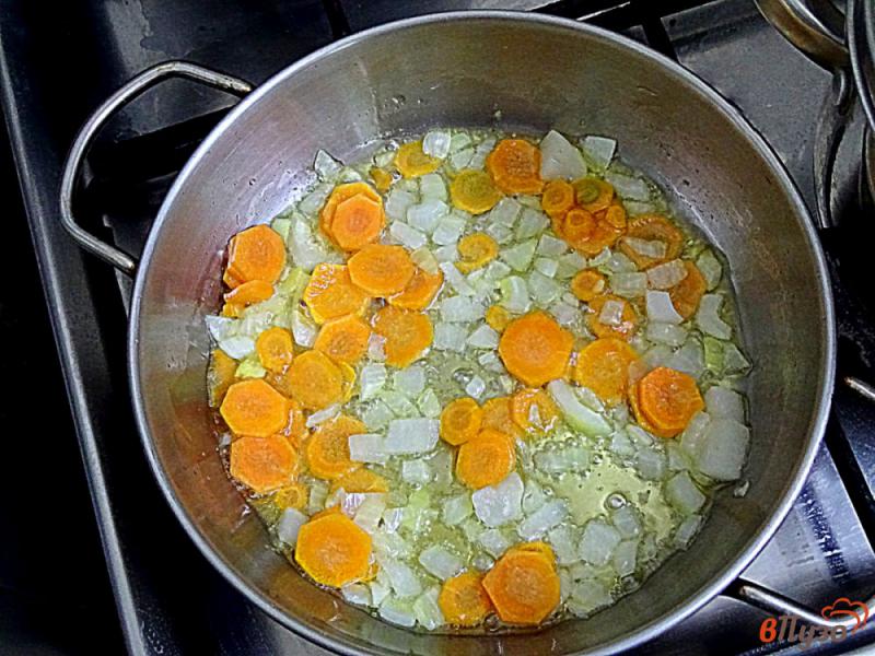 Фото приготовление рецепта: Вегетарианский суп с грибами шаг №5