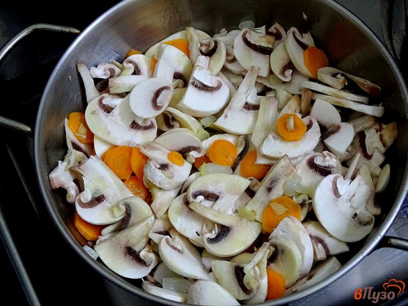 Фото приготовление рецепта: Вегетарианский суп с грибами шаг №6