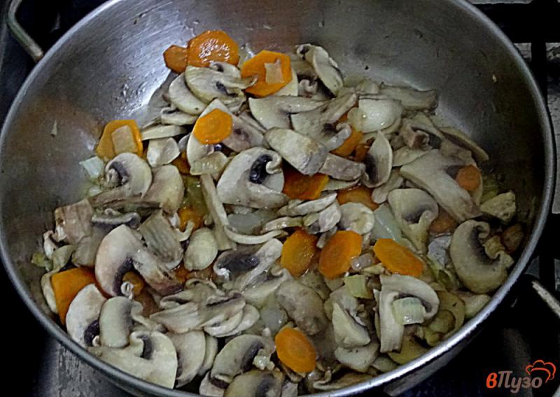Фото приготовление рецепта: Вегетарианский суп с грибами шаг №8