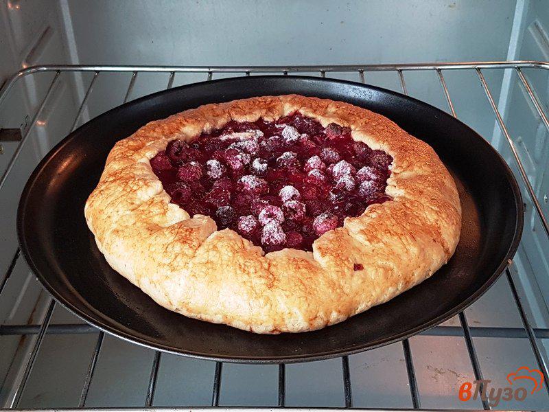 Фото приготовление рецепта: Открытый пирог с малиной шаг №10
