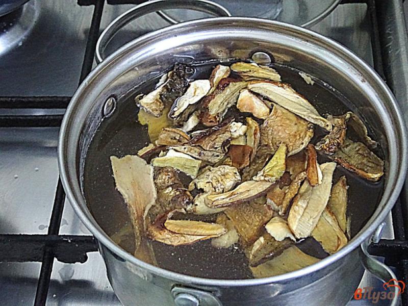 Фото приготовление рецепта: Голубцы с фаршем, рисом и белыми грибами шаг №4