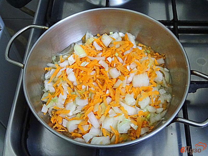 Фото приготовление рецепта: Голубцы с фаршем, рисом и белыми грибами шаг №6