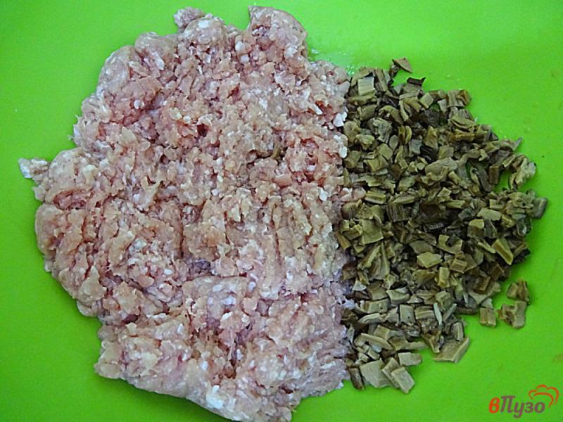 Фото приготовление рецепта: Голубцы с фаршем, рисом и белыми грибами шаг №7