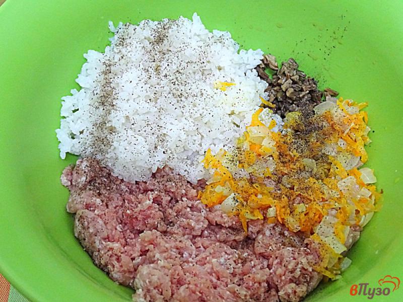 Фото приготовление рецепта: Голубцы с фаршем, рисом и белыми грибами шаг №8