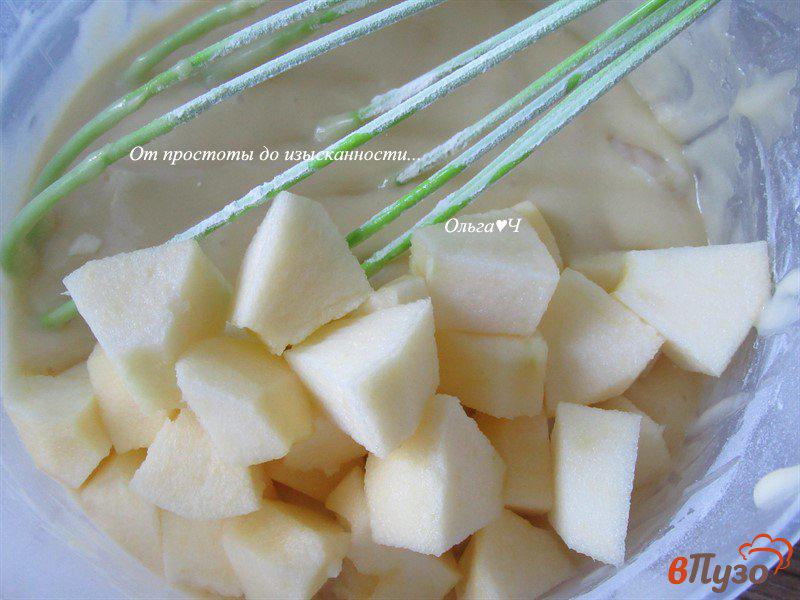 Фото приготовление рецепта: Шарлотка с грушами и яблоками шаг №4