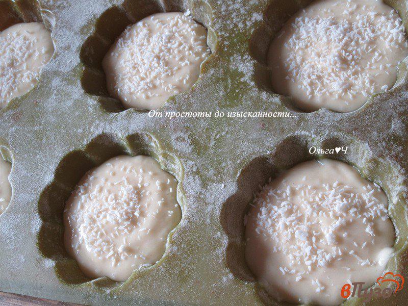 Фото приготовление рецепта: Кексы с кокосовой стружкой шаг №4