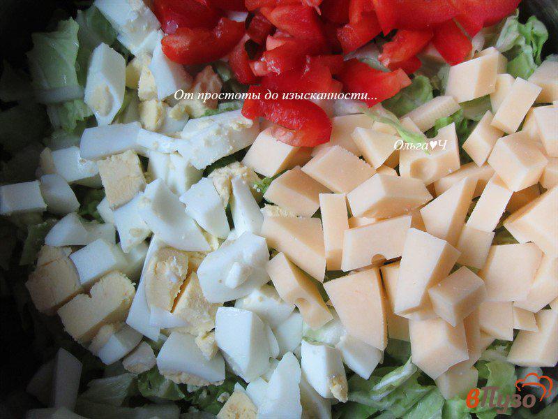Фото приготовление рецепта: Салат из пекинской капусты с яйцом, сыром и сладким перцем шаг №1