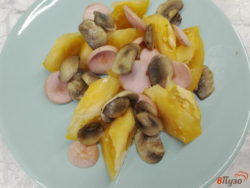 Фото приготовление рецепта: Теплый салат из желтых помидоров с грибами и сосисками шаг №4