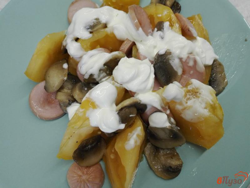 Фото приготовление рецепта: Теплый салат из желтых помидоров с грибами и сосисками шаг №5