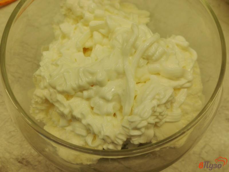 Фото приготовление рецепта: Десерт из ванильного мороженого с шоколадным печеньем и творогом шаг №2
