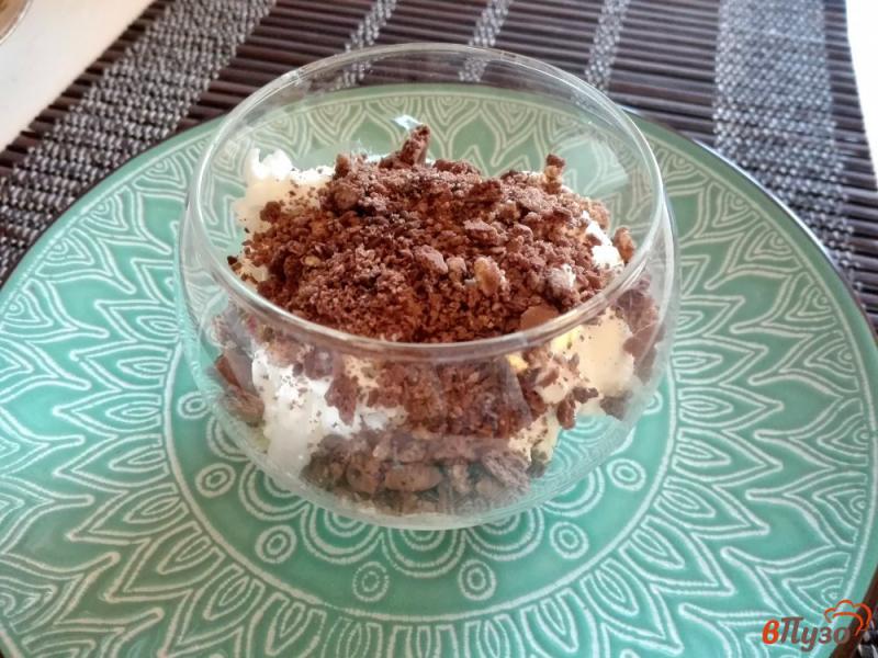 Фото приготовление рецепта: Десерт из ванильного мороженого с шоколадным печеньем и творогом шаг №4