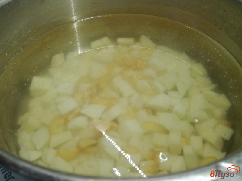 Фото приготовление рецепта: Овощной суп с колбасой и шампиньонами шаг №2