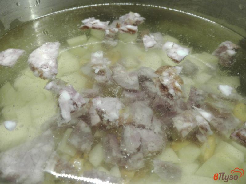 Фото приготовление рецепта: Овощной суп с колбасой и шампиньонами шаг №3