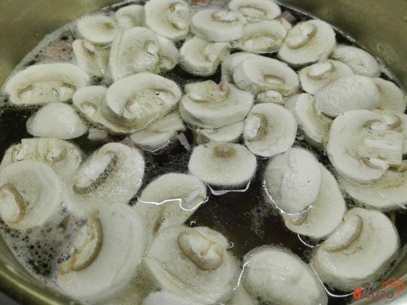 Фото приготовление рецепта: Овощной суп с колбасой и шампиньонами шаг №4