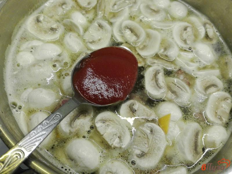 Фото приготовление рецепта: Овощной суп с колбасой и шампиньонами шаг №7