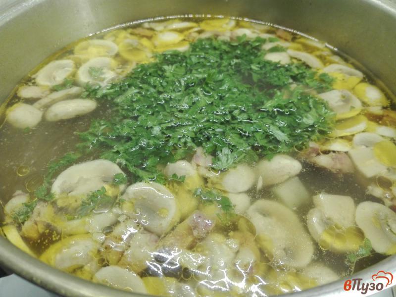Фото приготовление рецепта: Овощной суп с колбасой и шампиньонами шаг №8