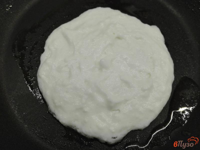Фото приготовление рецепта: Кокосовые блинчики на рисовой муке шаг №7