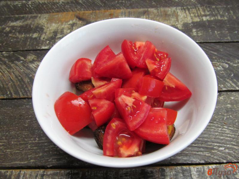 Фото приготовление рецепта: Салат из печеных баклажанов с помидором шаг №5